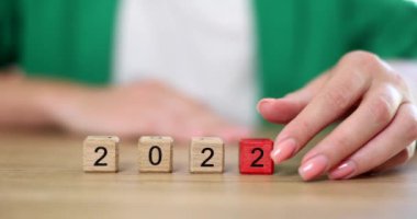 2022 'den 2023' e kadar el değiştiren kadın. 4k 'lık yakın çekim filmi ağır çekim. İş planlama kavramı 