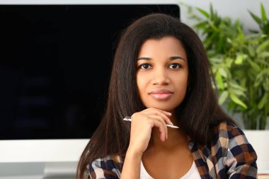 Düşünceli odaklı, kalemli güzel afro kadın. Zeki esmer tenli genç kadın konseptinin portresi