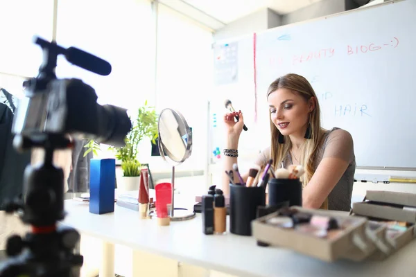 Young Female Blogger Recording Tutorial Video Blog Cosmetics Vedení Online — Stock fotografie