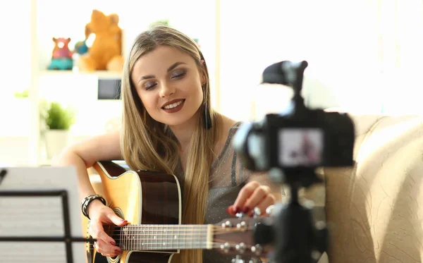 Młoda Kobieta Gra Gitarze Akustycznej Nagrywa Teledyski Portali Społecznościowych Amatorski — Zdjęcie stockowe