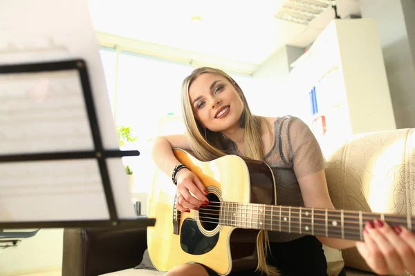 Uśmiechnięta Blondynka Grająca Gitarze Przeglądająca Nuty Koncepcja Utalentowanego Muzyka Hobby — Zdjęcie stockowe
