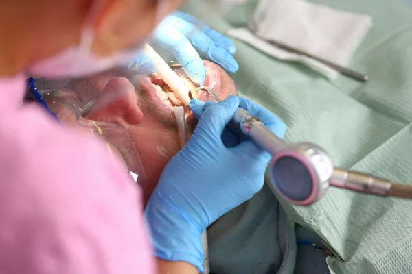 Paciente Con Dentista Revisa Dientes Taladra Dientes Con Caries Tratamiento — Foto de Stock