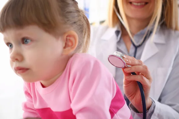 Pediatra Escuta Pulmões Pequena Menina Criança Com Estetoscópio Seguro Saúde — Fotografia de Stock