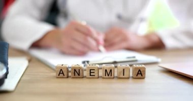 Doktor kadın eli kansızlık teşhisi koyar. Anemi hastalığın belirtilerine neden olur.