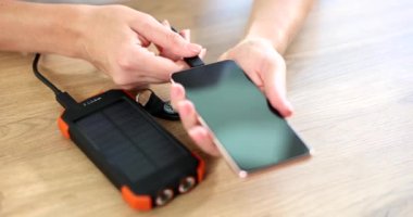 Güneş enerjili taşınabilir USB bellek telefonunuzu şarj ediyor. Alternatif enerji ve eko kavramı
