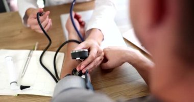 Doktor nabzını tonometre ve stetoskopla kontrol ediyor. İnsan tansiyonu kontrol konsepti