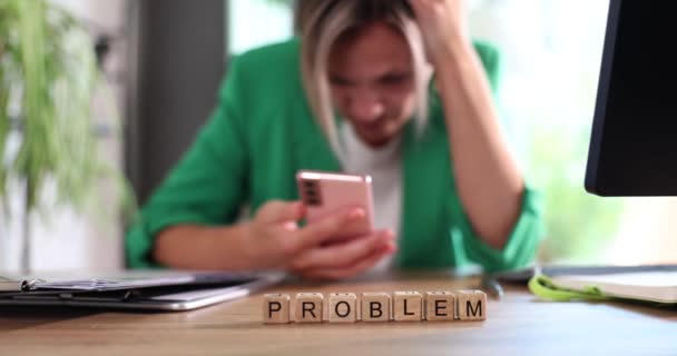 Τεταμένη Και Σοβαρή Νεαρή Επιχειρηματίας Στο Γραφείο Λύνει Πρόβλημα Smartphone — Αρχείο Βίντεο