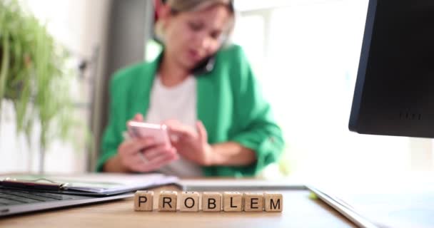 Mujer Joven Concentrada Resolviendo Problemas Trabajando Oficina Manteniendo Conversación Telefónica — Vídeos de Stock