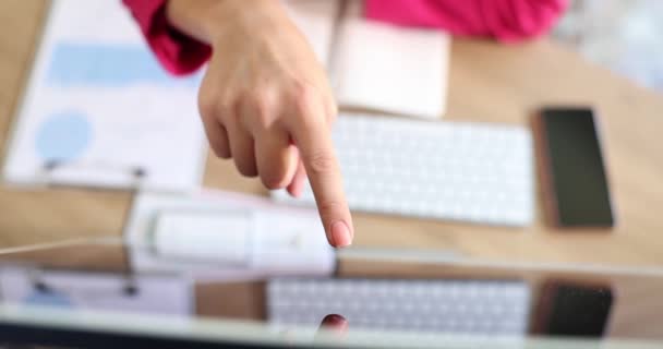 Affärskvinna Överväger Viktig Information Med Ett Finger Datorn Hand Representerar — Stockvideo