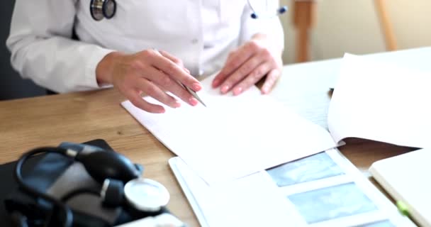 Ιατρός Χέρια Κρατώντας Καρδιογράφημα Διάγραμμα Closeup Βοήθεια Καρδιοθεραπευτής Γιατρός Κάνει — Αρχείο Βίντεο
