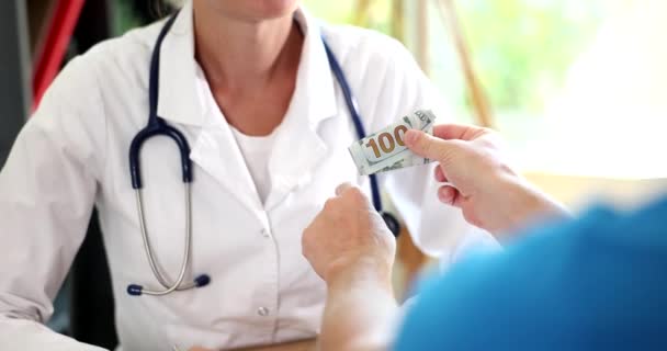 Paciente Coloca Maço Notas 100 Para Médico Bolso Casaco Doutorado — Vídeo de Stock