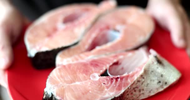 Een Stuk Verse Zalm Een Groot Bord Voordelen Nadelen Van — Stockvideo