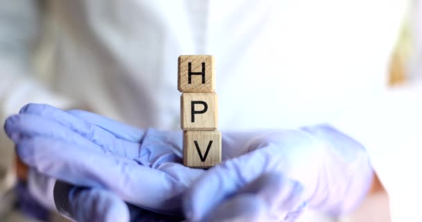 Dottore Tiene Cubi Con Testo Hpv Primo Piano Infezione Papillomavirus — Video Stock