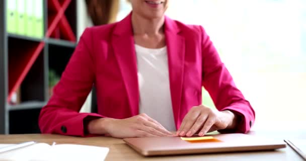 Affärskvinna Öppnar Laptop Arbetsplatsen Arbetsdagens Början Och Distansarbete — Stockvideo