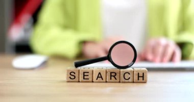 Bilgi aramak için bilgisayar klavyeli büyüteç. Sitenizde ve veri arama teknolojinizde Arama Konsolu kullan