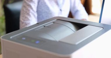 İş yerinde fotokopi makinesini ya da fotokopi makinesini kapat. Belgeleri tara veya tara ve kağıt kopyala veya kopyala