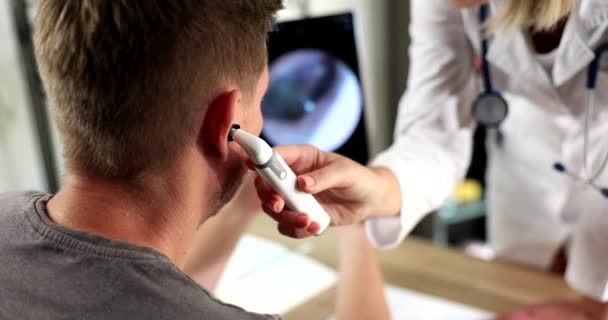 Nahaufnahme Eines Männlichen Ohres Das Mit Einem Otoskop Arzt Untersucht — Stockvideo