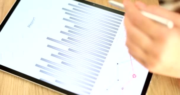 Freelancer Pracuje Nowoczesnym Rysikiem Rysowania Graficznych Diagramów Internetowych Analityk Ekonomiczny — Wideo stockowe