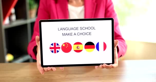 Online Tanulás Idegen Nyelv Tabletta Közelkép Német Angol Francia Kínai — Stock videók