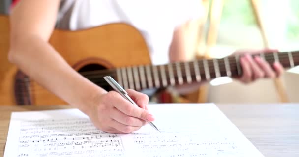 Primer Plano Compositor Disfruta Hobby Con Placer Escribe Notas Musicales — Vídeos de Stock