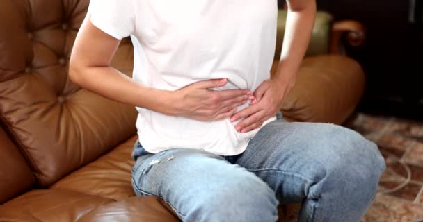 Zestresowana Młoda Kobieta Kanapie Przytulająca Brzuch Kobieta Cierpiąca Bóle Brzucha — Wideo stockowe