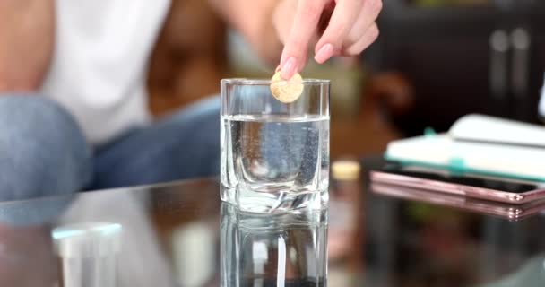 Hand Tosses Pill Clear Glass Dissolves Water Hiss Splash Painkillers — Stock Video