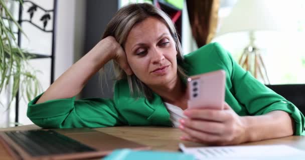Overstuur Jonge Vrouw Houdt Smartphone Aan Tafel Het Kantoor Zakenvrouw — Stockvideo