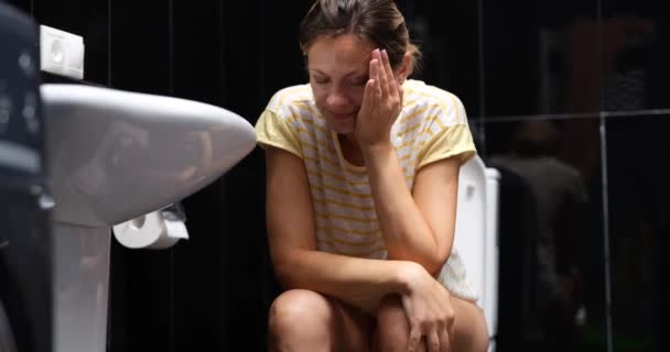 Vrouw Zenuwachtig Zittend Toilet Met Zieke Maag Draait Maagvergiftiging Diarree — Stockvideo