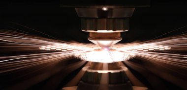 Yapım aşamasında metal levha lazer kesimi. Kıvılcımlar metal işleme için makine başını uçurur