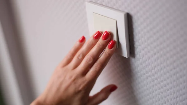Mão Feminina Pressiona Interruptor Branco Close Parede Cinza Poupança Eletricidade — Fotografia de Stock