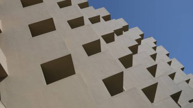 Geniş balkonlu modern bina cephesi. Modern beton apartman manzarası