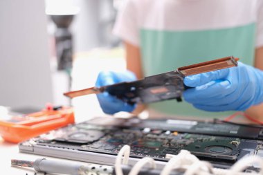 Teknik mühendis bilgisayar anakart üzerinde çalışıyor. Bilgisayar donanımı konseptinin onarımı