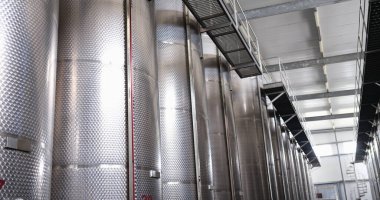 Bira fabrikası imalatı ve modern konteynır teknolojisi. Kimyasal ilaç üretim konseptinde endüstriyel kimyasal tankların çizgisi