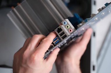 Laptop bilgisayarında ana kart tutucu portu. Bilgisayar donanımı onarım kavramı