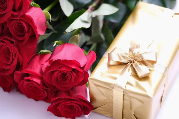 赤いバラとバレンタインデーのためのギフトの黄金の箱 美しい花束と驚きの箱 — ストック写真