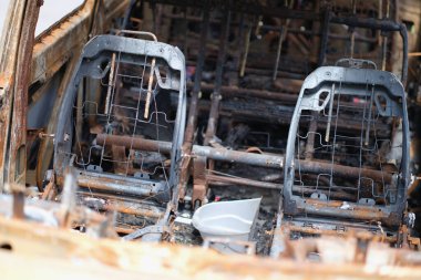 Yolcu vagonu yolda kaza yapmış ve kazadan sonra yanmış. Yanık paslı terk edilmiş araba konsepti