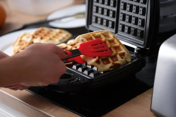 Belgian Waffles Waffle Iron Kitchen Hef Pulls Finished Belgian Waffles — Stock Photo, Image