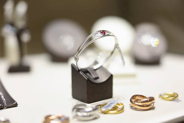 Vit Guld Ring Med Rubin Skyltfönster Närbild Försäljning Smycken Närbild — Stockfoto