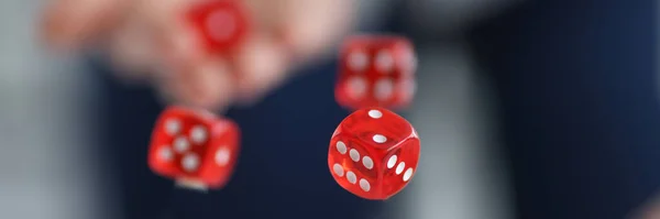 红色骰子飞过赌场芯片特写 游戏成瘾概念 — 图库照片