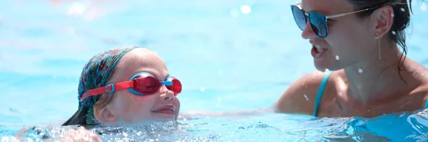 Γυναίκα Προπονητής Διδάσκει Κολύμπι Μικρό Κορίτσι Στην Πισίνα Μαθήματα Κολύμβησης — Φωτογραφία Αρχείου