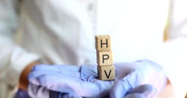Doktorun elinde insan papillomavirus HPV 'sinin kısaltması. Cinsel organları enfekte eder ve rahim ağzı kanseri ve kadın sağlığı kavramına neden olabilir.