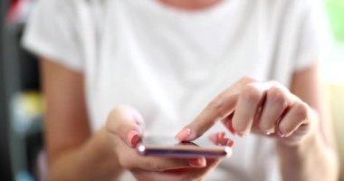 Akıllı telefon kullanıcısı kadın ekrandaki izlere dokunuyor ve cep telefonunda internet uygulaması kullanıyor. İnternetten alışveriş yapan kadın