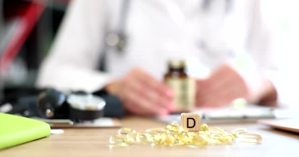 Nutriční Lékař Nebo Kardiolog Drží Rybí Tuk Vitamin Kapsle Zdravotní — Stock video