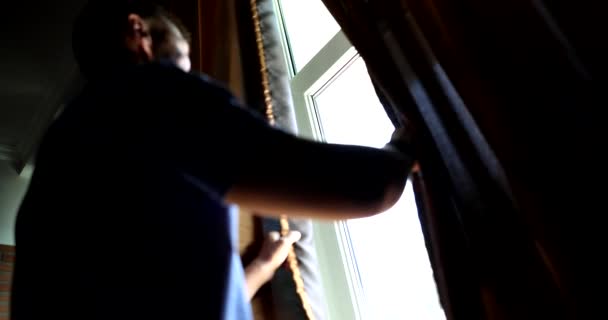 Perdeleri Açık Olan Adam Rahat Evinde Güneşli Bir Günle Karşılaşıyor — Stok video
