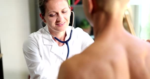 Kadın Pratisyen Kardiyolog Steteskop Kullanarak Hastanın Kalp Atışlarını Kontrol Ediyor — Stok video