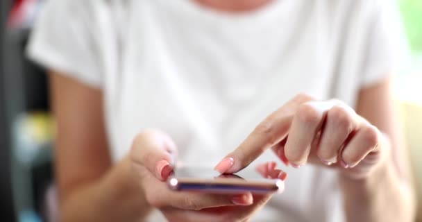 智能手机女用户触摸屏幕打印并在手机上使用在线应用程序 网上女士购物 — 图库视频影像