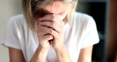 Üzgün, duygusal olarak yorgun, depresyonlu genç bir kadın. Sıkıntılı kız bir sorun için endişeleniyor. Stres hissediyor.