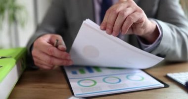 İşadamı raporları analitik grafikler ve dosyalar ile hazırlıyor. İş yıllık raporu ve istatistik kavramı