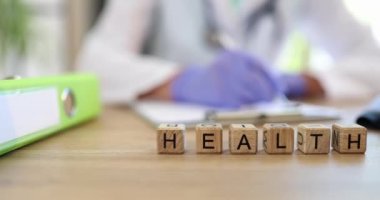 Profesyonel doktor günlük ve mesaj sağlığına giriş yapıyor. Tıbbi uzman tıbbi kayıtları ve hasta formunu, tıbbi geçmişi ve reçeteyi doldurur.
