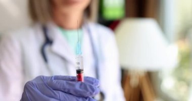 Doktor eline şırınga iğnesi ve aşı. Hemşire ya da doktor sıvı ilaç ve anestezi